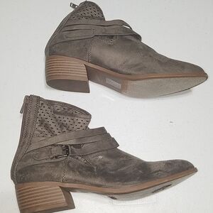 Cityclassified booties size 9